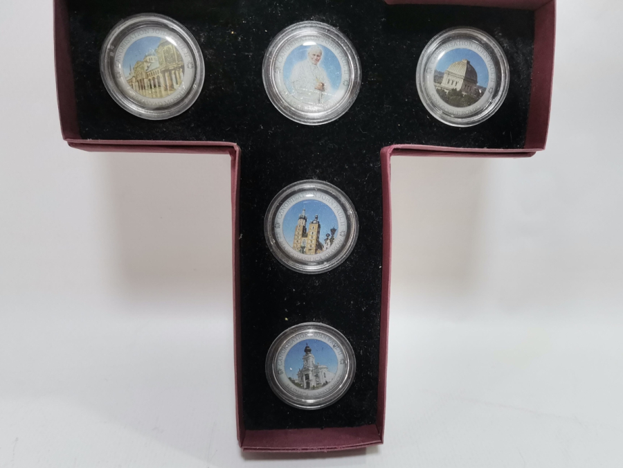 ORİJİNAL KUTUSUNDA ÇİL KONDİSYONDA HAÇ ŞEKLİNDE HATIRA GÜMÜŞ KAPLAMA MADALYON TAKIMI