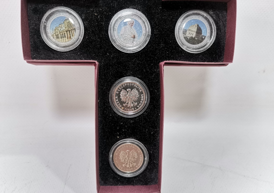 ORİJİNAL KUTUSUNDA ÇİL KONDİSYONDA HAÇ ŞEKLİNDE HATIRA GÜMÜŞ KAPLAMA MADALYON TAKIMI