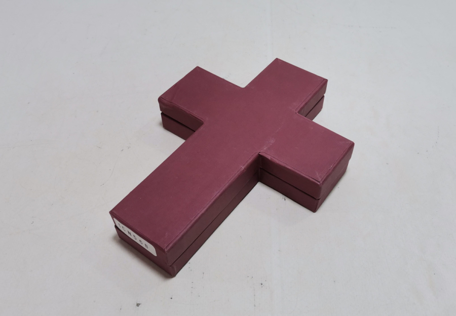 ORİJİNAL KUTUSUNDA ÇİL KONDİSYONDA HAÇ ŞEKLİNDE HATIRA GÜMÜŞ KAPLAMA MADALYON TAKIMI