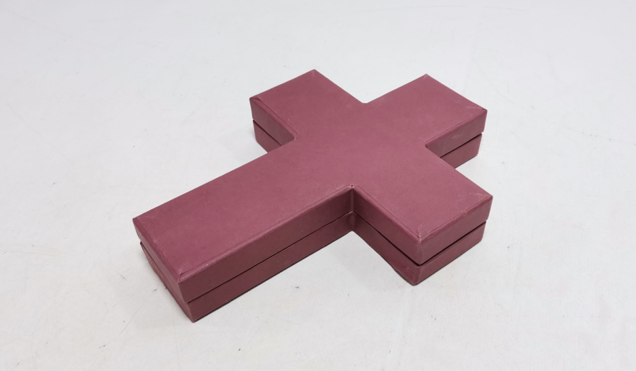 ORİJİNAL KUTUSUNDA ÇİL KONDİSYONDA HAÇ ŞEKLİNDE HATIRA GÜMÜŞ KAPLAMA MADALYON TAKIMI