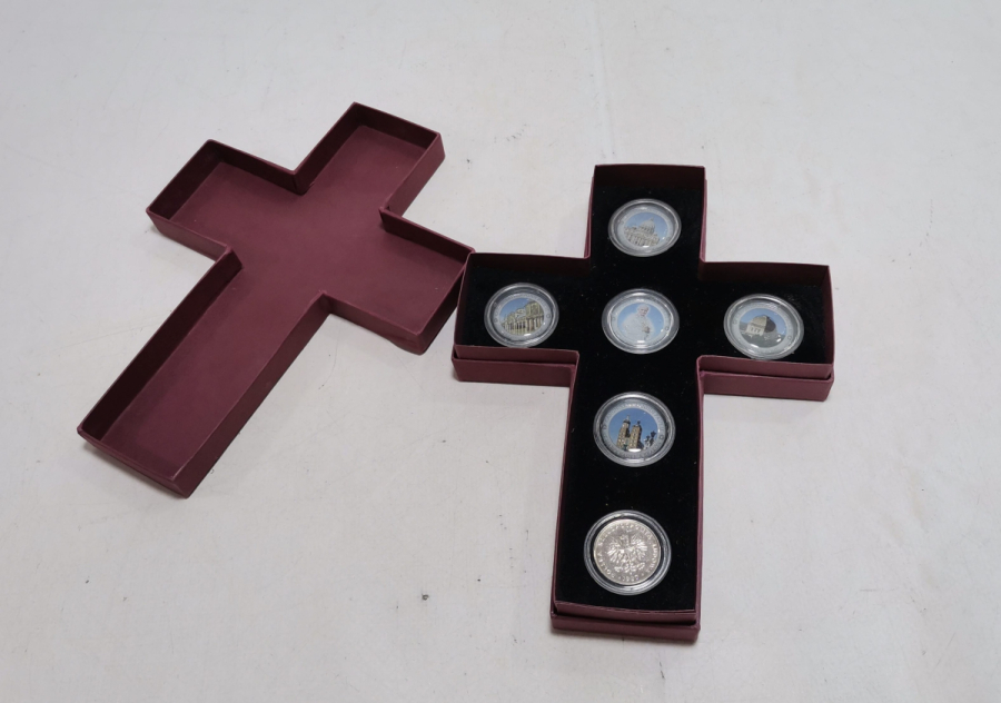 ORİJİNAL KUTUSUNDA ÇİL KONDİSYONDA HAÇ ŞEKLİNDE HATIRA GÜMÜŞ KAPLAMA MADALYON TAKIMI