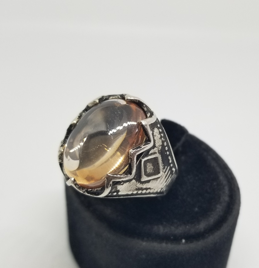 DOĞAL TAŞLI VE KABARTMA İŞÇİLİKLİ GÜMÜŞ YÜZÜK