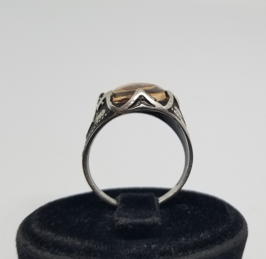 DOĞAL TAŞLI VE KABARTMA İŞÇİLİKLİ GÜMÜŞ YÜZÜK