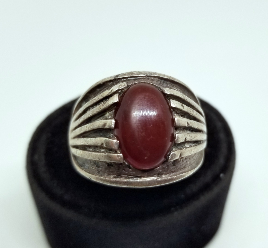 AKİK TAŞLI VE KABARTMA İŞÇİLİKLİ GÜMÜŞ YÜZÜK