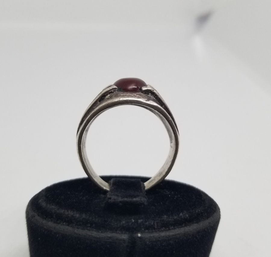 AKİK TAŞLI VE KABARTMA İŞÇİLİKLİ GÜMÜŞ YÜZÜK