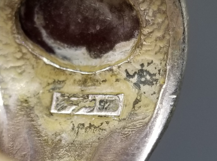 AKİK TAŞLI VE KABARTMA İŞÇİLİKLİ GÜMÜŞ YÜZÜK