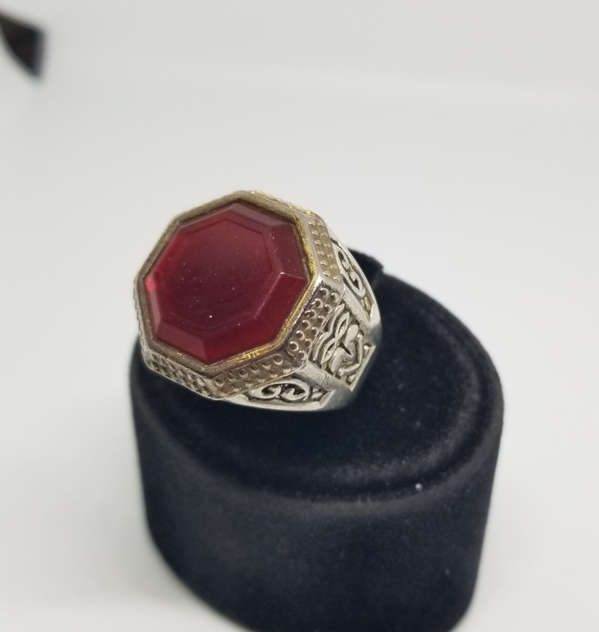 SELÇUKLU TARZI YAPILMIŞ KABARTMA İŞÇİLİKLİ VE AKİK TAŞLI GÜMÜŞ YÜZÜK