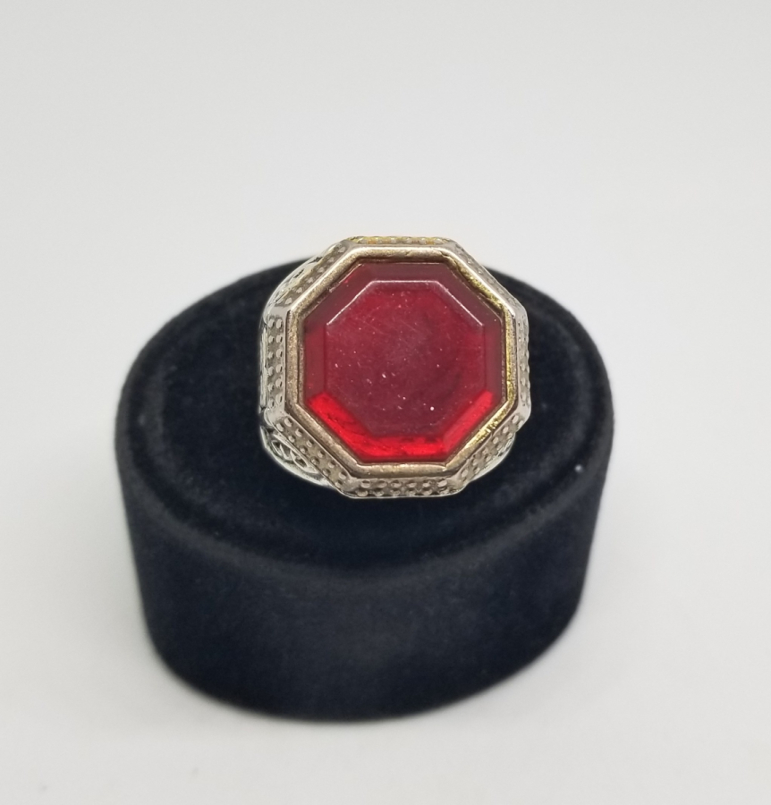 SELÇUKLU TARZI YAPILMIŞ KABARTMA İŞÇİLİKLİ VE AKİK TAŞLI GÜMÜŞ YÜZÜK