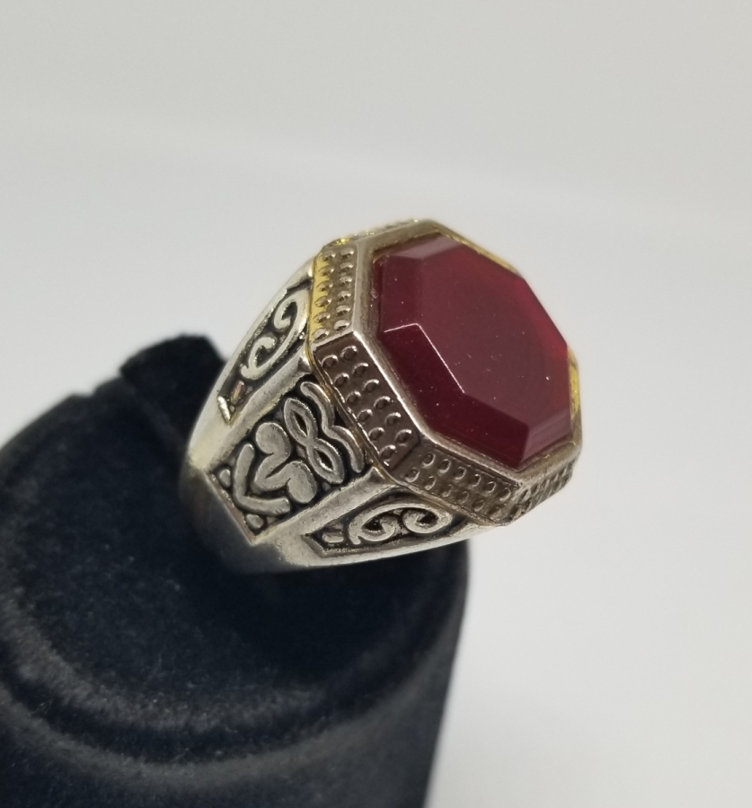 SELÇUKLU TARZI YAPILMIŞ KABARTMA İŞÇİLİKLİ VE AKİK TAŞLI GÜMÜŞ YÜZÜK