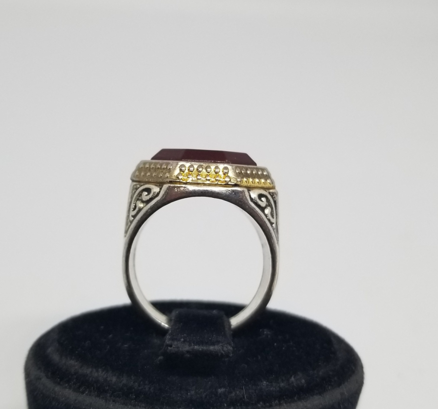 SELÇUKLU TARZI YAPILMIŞ KABARTMA İŞÇİLİKLİ VE AKİK TAŞLI GÜMÜŞ YÜZÜK