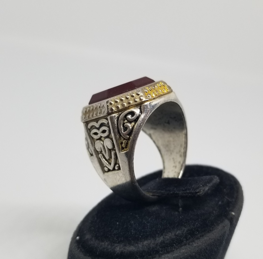 SELÇUKLU TARZI YAPILMIŞ KABARTMA İŞÇİLİKLİ VE AKİK TAŞLI GÜMÜŞ YÜZÜK