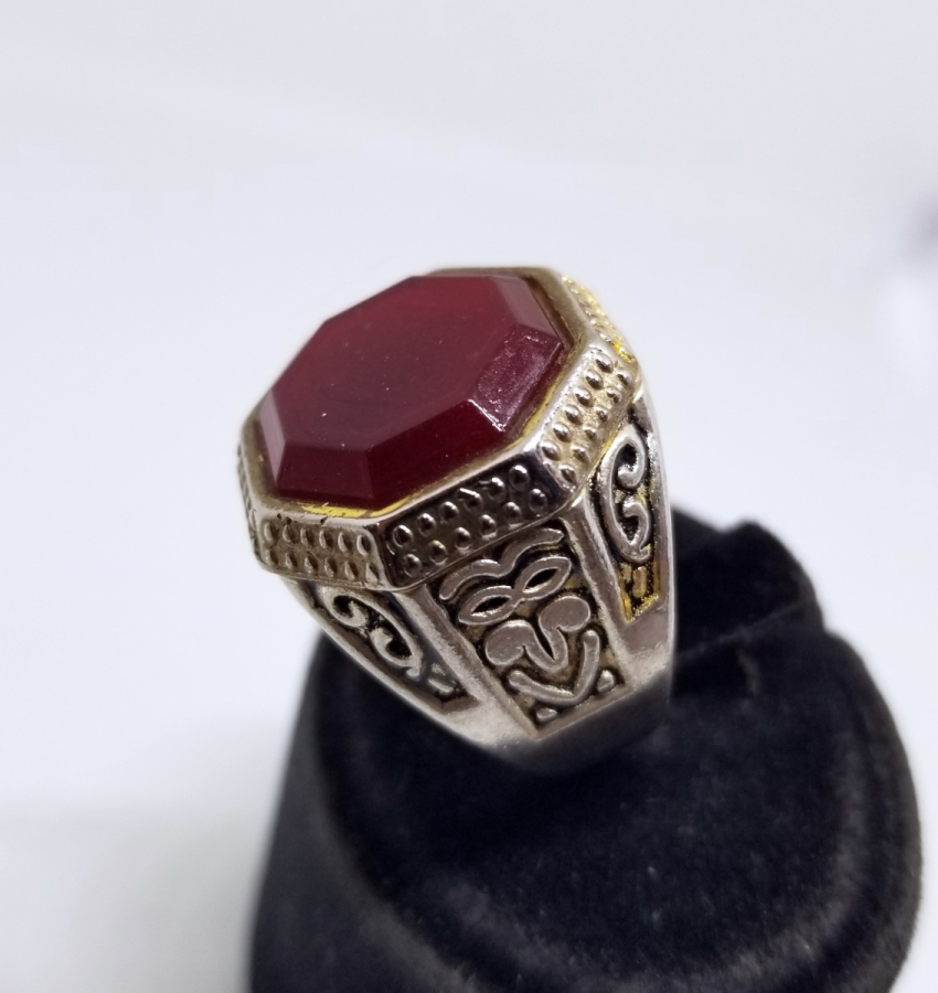 SELÇUKLU TARZI YAPILMIŞ KABARTMA İŞÇİLİKLİ VE AKİK TAŞLI GÜMÜŞ YÜZÜK