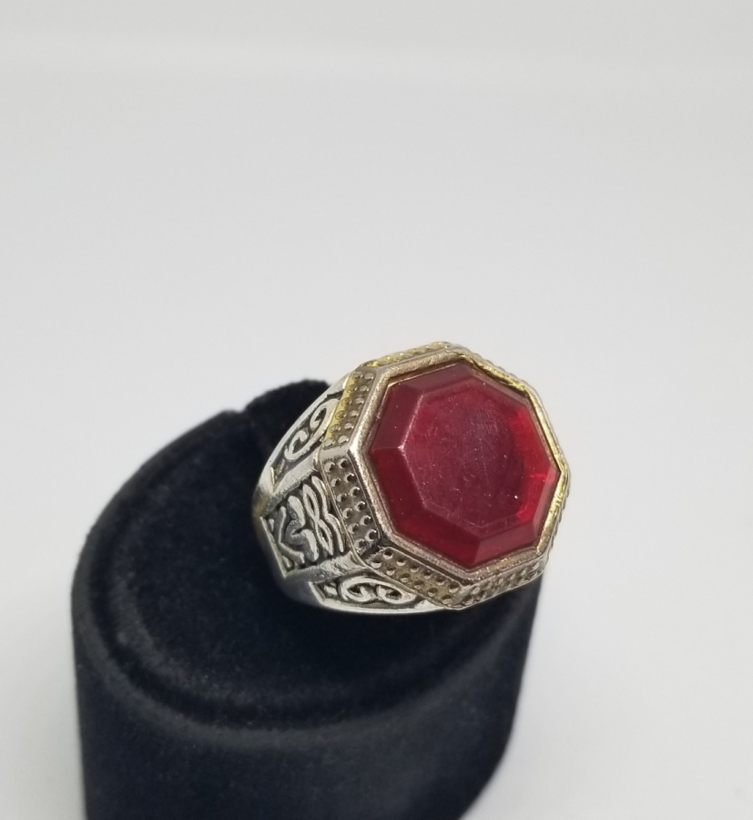 SELÇUKLU TARZI YAPILMIŞ KABARTMA İŞÇİLİKLİ VE AKİK TAŞLI GÜMÜŞ YÜZÜK