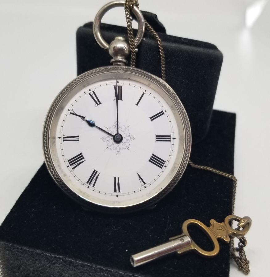 GÜMÜŞ KASA ARKADAN KURMALI KABARTMA İŞÇİLİKLİ CEP SAATİ