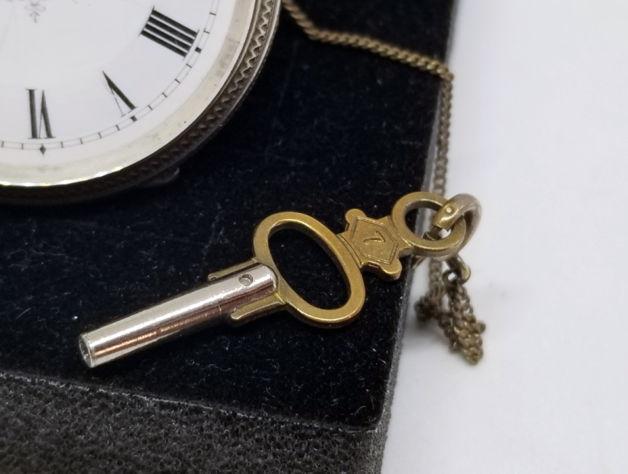 GÜMÜŞ KASA ARKADAN KURMALI KABARTMA İŞÇİLİKLİ CEP SAATİ