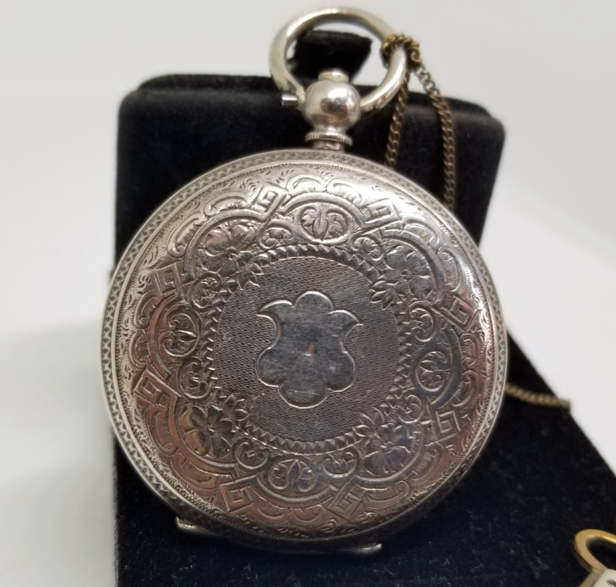 GÜMÜŞ KASA ARKADAN KURMALI KABARTMA İŞÇİLİKLİ CEP SAATİ