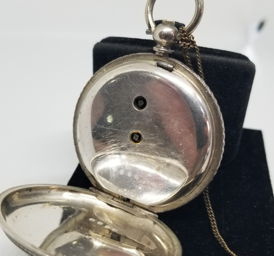 GÜMÜŞ KASA ARKADAN KURMALI KABARTMA İŞÇİLİKLİ CEP SAATİ