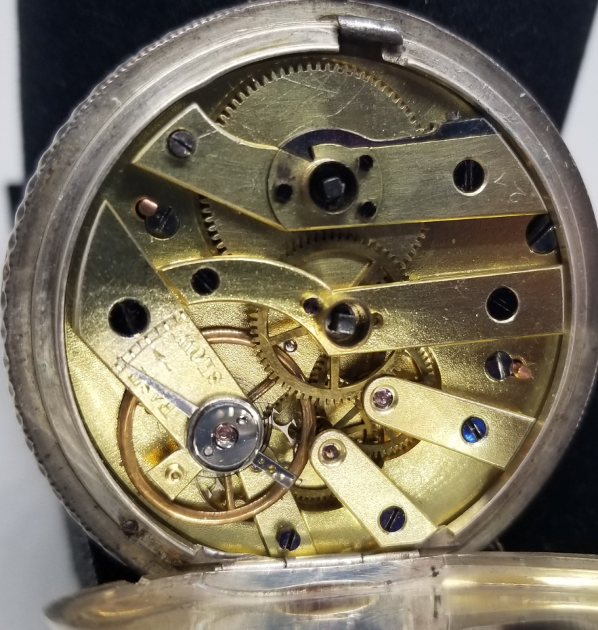 GÜMÜŞ KASA ARKADAN KURMALI KABARTMA İŞÇİLİKLİ CEP SAATİ