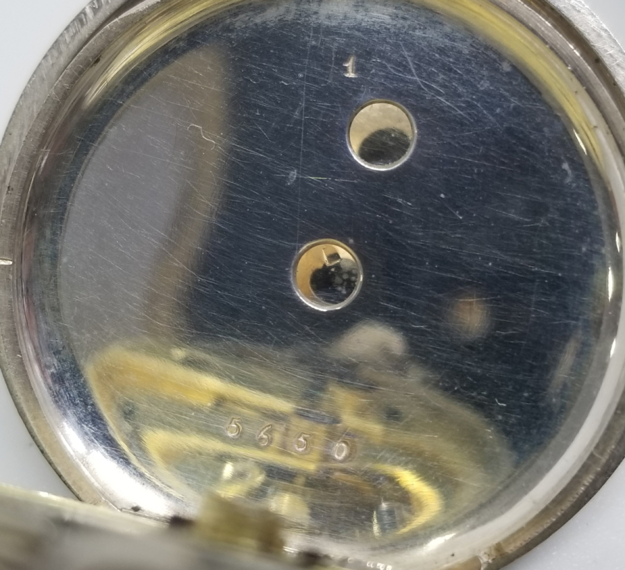 GÜMÜŞ KASA ARKADAN KURMALI KABARTMA İŞÇİLİKLİ CEP SAATİ