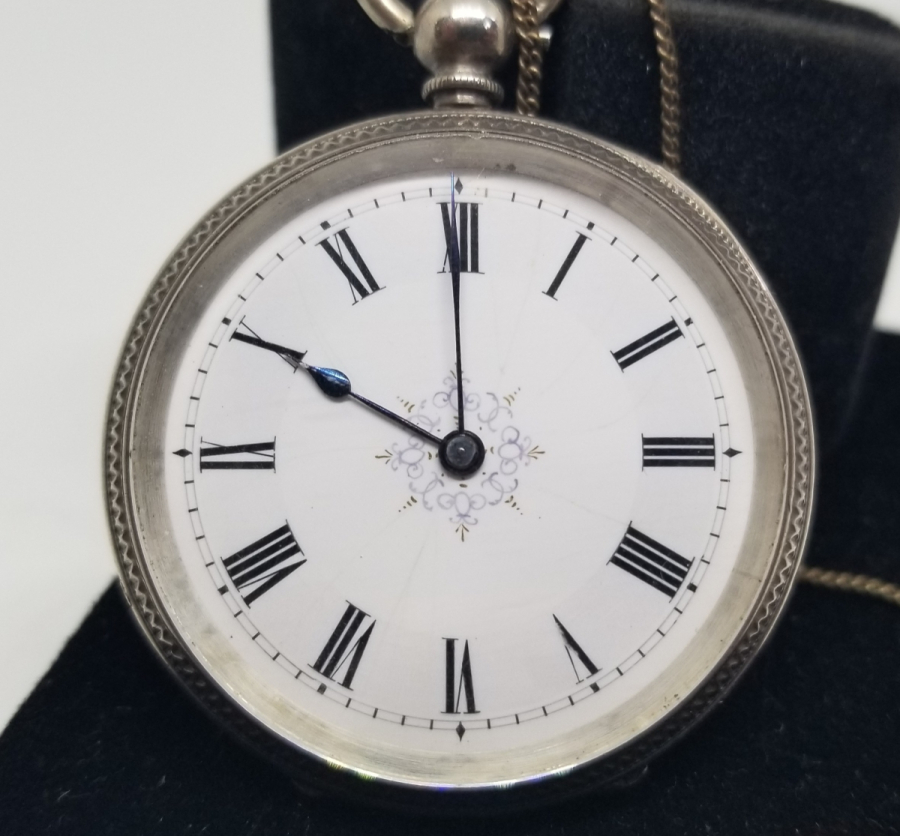 GÜMÜŞ KASA ARKADAN KURMALI KABARTMA İŞÇİLİKLİ CEP SAATİ