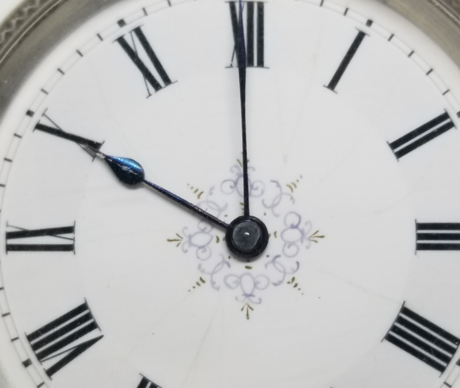 GÜMÜŞ KASA ARKADAN KURMALI KABARTMA İŞÇİLİKLİ CEP SAATİ