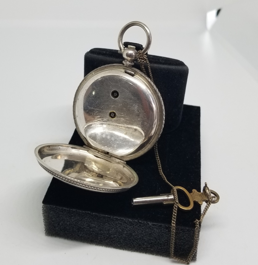 GÜMÜŞ KASA ARKADAN KURMALI KABARTMA İŞÇİLİKLİ CEP SAATİ