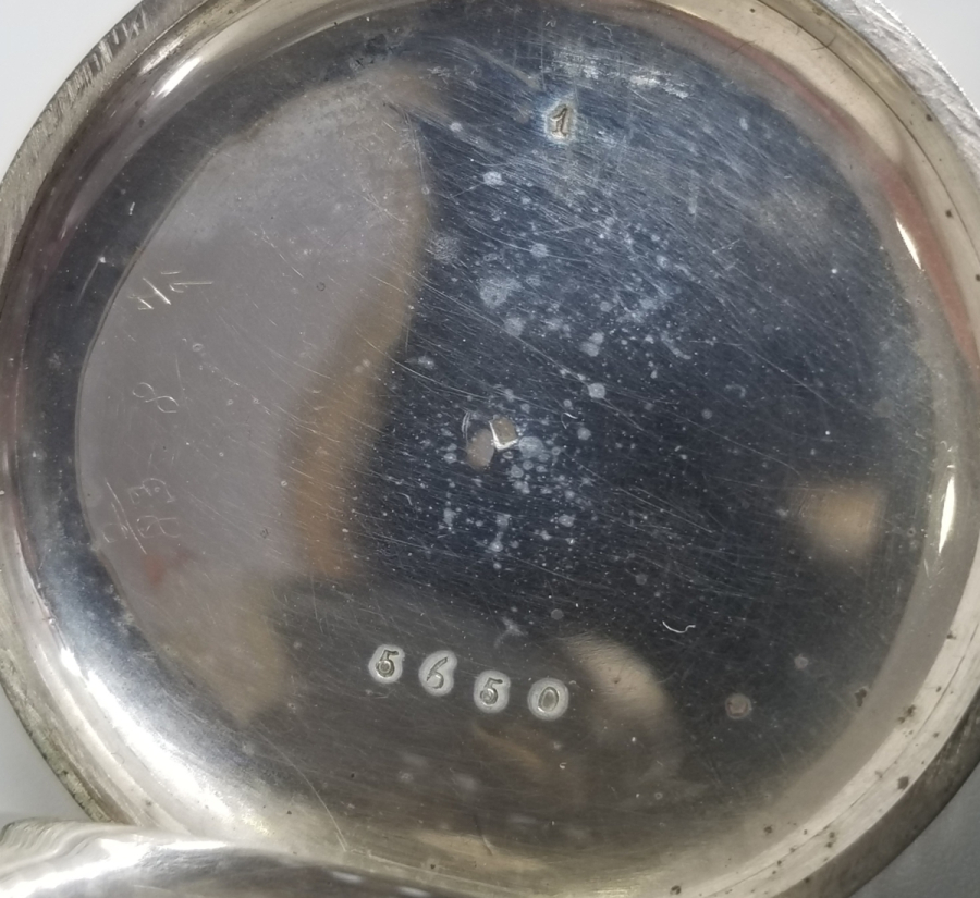 GÜMÜŞ KASA ARKADAN KURMALI KABARTMA İŞÇİLİKLİ CEP SAATİ