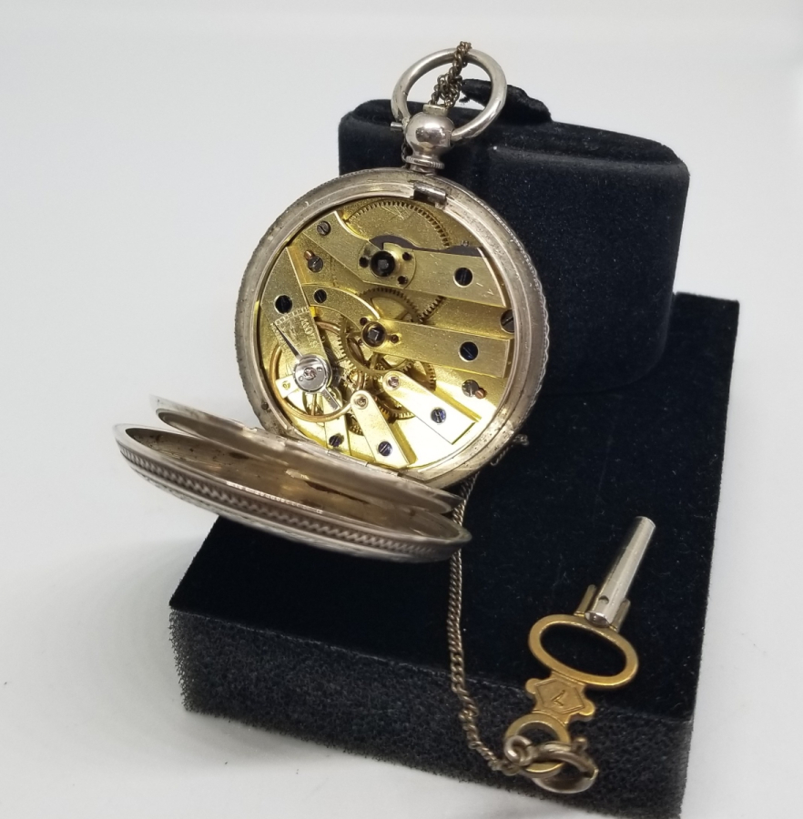 GÜMÜŞ KASA ARKADAN KURMALI KABARTMA İŞÇİLİKLİ CEP SAATİ