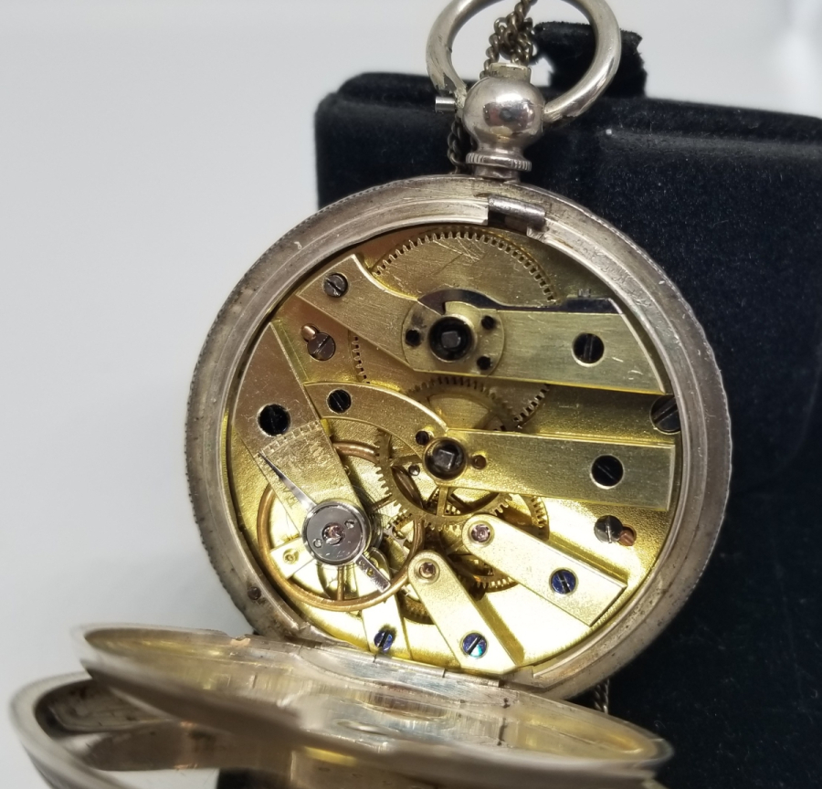 GÜMÜŞ KASA ARKADAN KURMALI KABARTMA İŞÇİLİKLİ CEP SAATİ