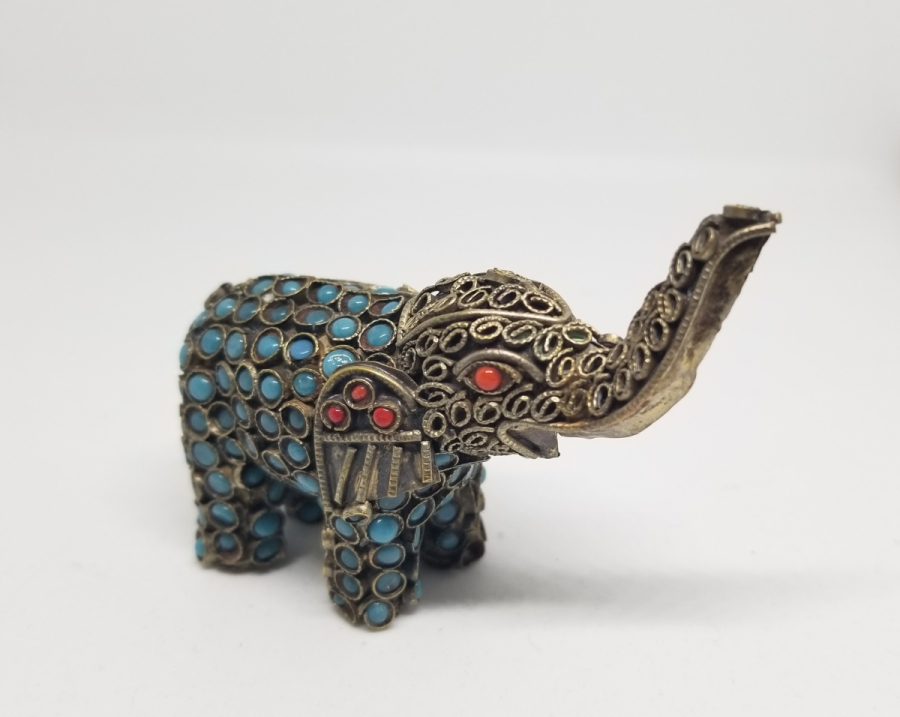 ÜZERİ MERCAN VE TURKUAZ TAŞLARIYLA BEZELİ EL YAPIMI UZAK DOĞU FİL FİGÜRÜ