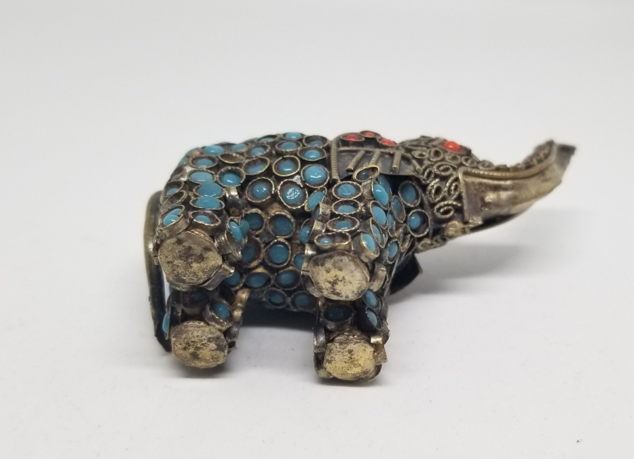 ÜZERİ MERCAN VE TURKUAZ TAŞLARIYLA BEZELİ EL YAPIMI UZAK DOĞU FİL FİGÜRÜ