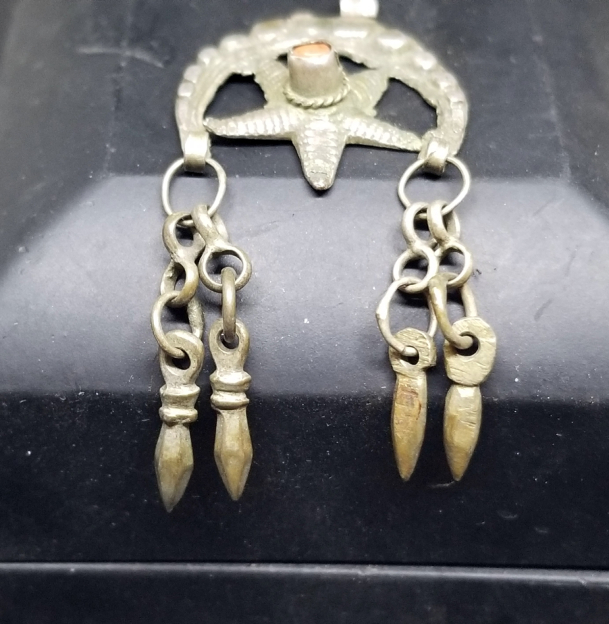 OSMANLI DÖNEMİ AY YILDIZLI VE MERCAN TAŞLI GÜMÜŞ FES SÜSÜ