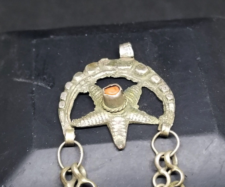 OSMANLI DÖNEMİ AY YILDIZLI VE MERCAN TAŞLI GÜMÜŞ FES SÜSÜ