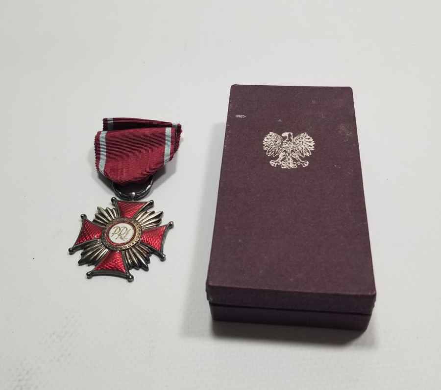 ORİJİNAL KUTUSUNDA ASKI VE KURDELASIYLA ÇOK NADİR MİNELİ GÜMÜŞ POLONYA DEVLET NİŞANI