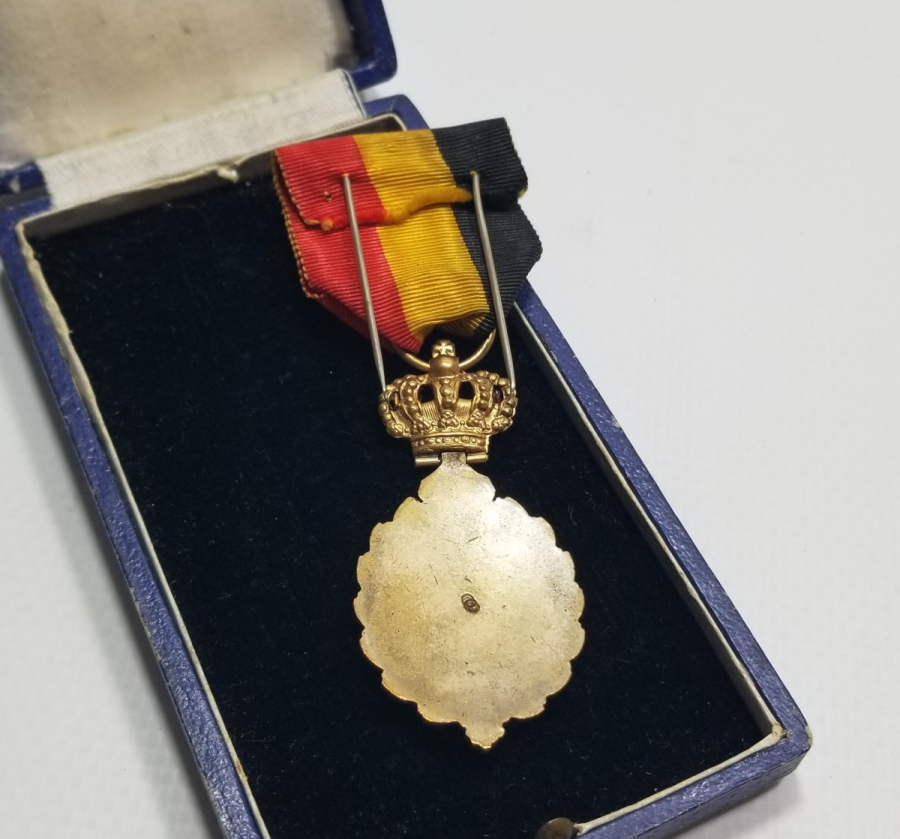 ORİJİNAL KUTUSUNDA ANTİKA BELÇİKA EMEK NİŞANI