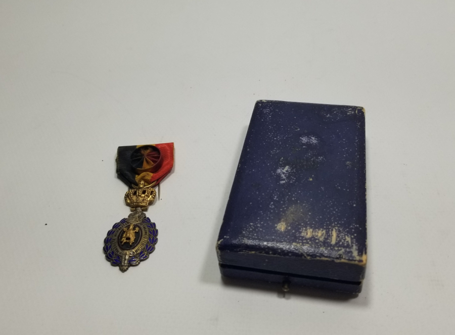 ORİJİNAL KUTUSUNDA ANTİKA BELÇİKA EMEK NİŞANI