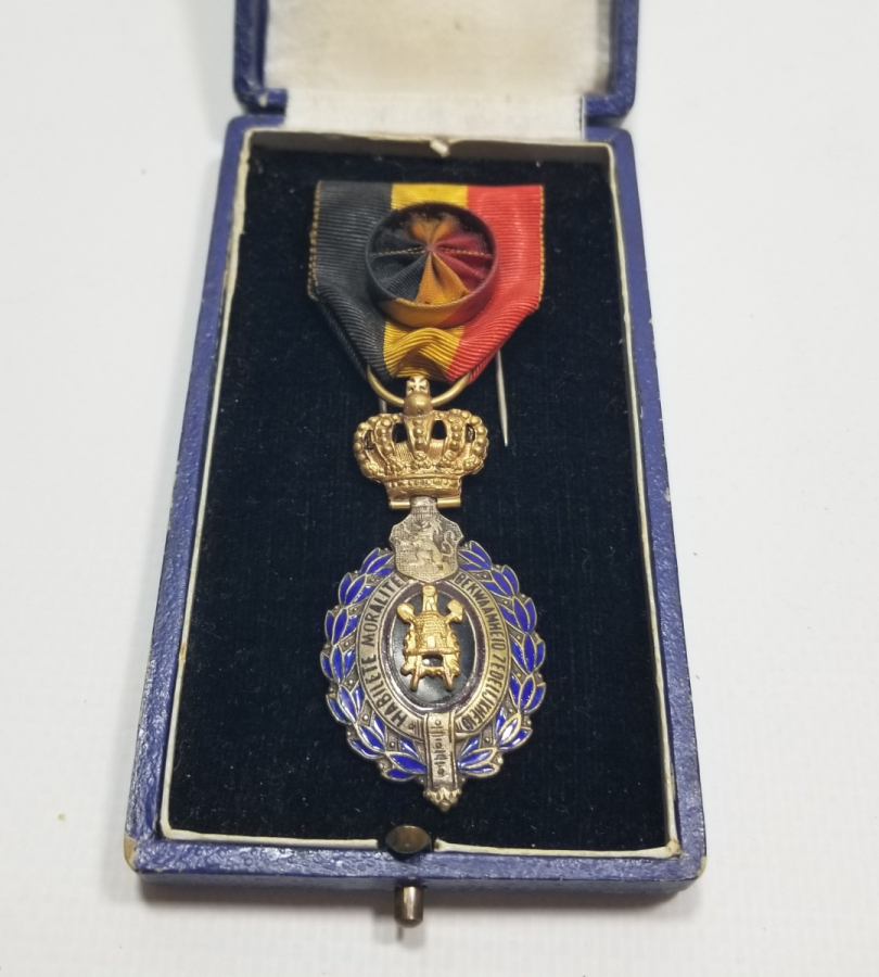 ORİJİNAL KUTUSUNDA ANTİKA BELÇİKA EMEK NİŞANI