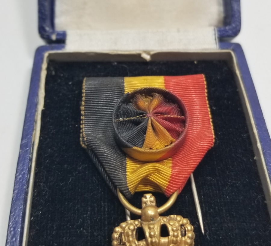 ORİJİNAL KUTUSUNDA ANTİKA BELÇİKA EMEK NİŞANI