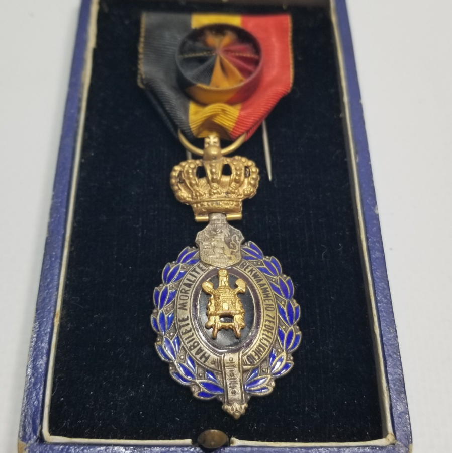 ORİJİNAL KUTUSUNDA ANTİKA BELÇİKA EMEK NİŞANI