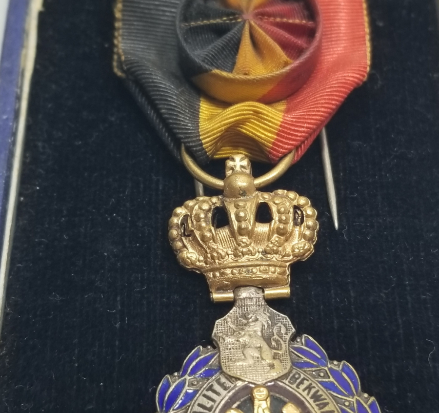 ORİJİNAL KUTUSUNDA ANTİKA BELÇİKA EMEK NİŞANI