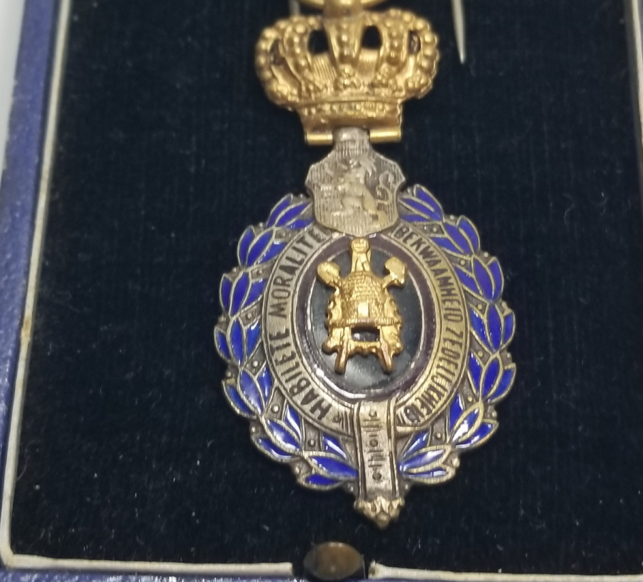 ORİJİNAL KUTUSUNDA ANTİKA BELÇİKA EMEK NİŞANI