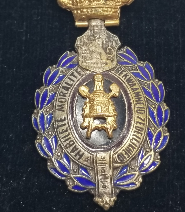 ORİJİNAL KUTUSUNDA ANTİKA BELÇİKA EMEK NİŞANI