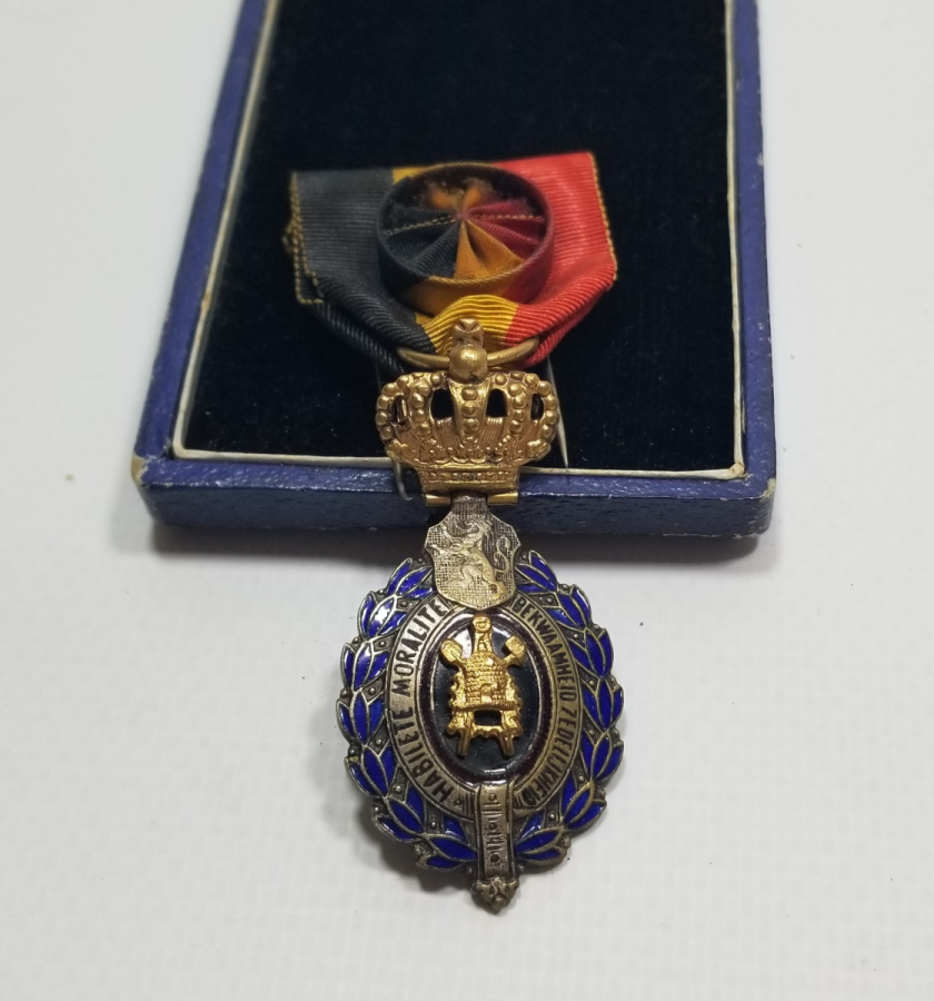 ORİJİNAL KUTUSUNDA ANTİKA BELÇİKA EMEK NİŞANI