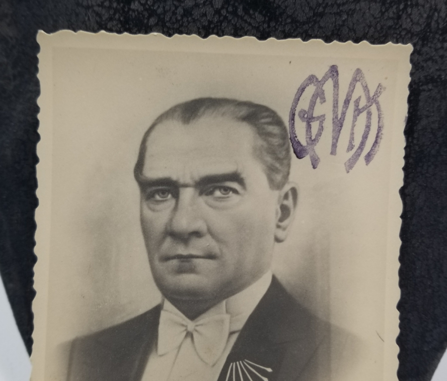 MUSTAFA KEMAL ATATÜRK'ÜN BAYRAMLARDA HALKA DAĞITTIĞI ÇOK NADİR İMZALI FOTOĞRAFI