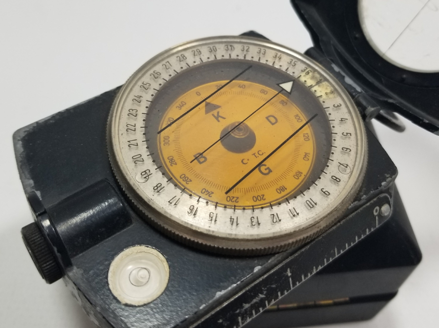 1966 TARİHLİ ORİJİNAL DERİ ÇANTASINDA AMERİKAN ASKERİ PUSULA