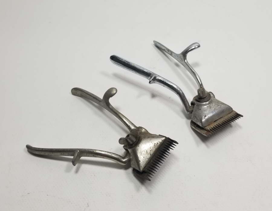 İKİ ADET ANTİKA MANUEL TRAŞ MAKİNESİ