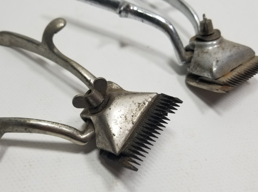 İKİ ADET ANTİKA MANUEL TRAŞ MAKİNESİ