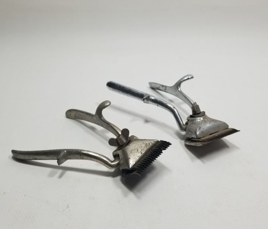 İKİ ADET ANTİKA MANUEL TRAŞ MAKİNESİ