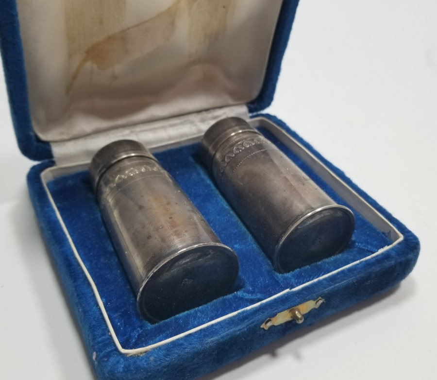 ORİJİNAL KUTUSUNDA ANTİKA GÜMÜŞ ÇİFT TUZLUK BİBERLİK