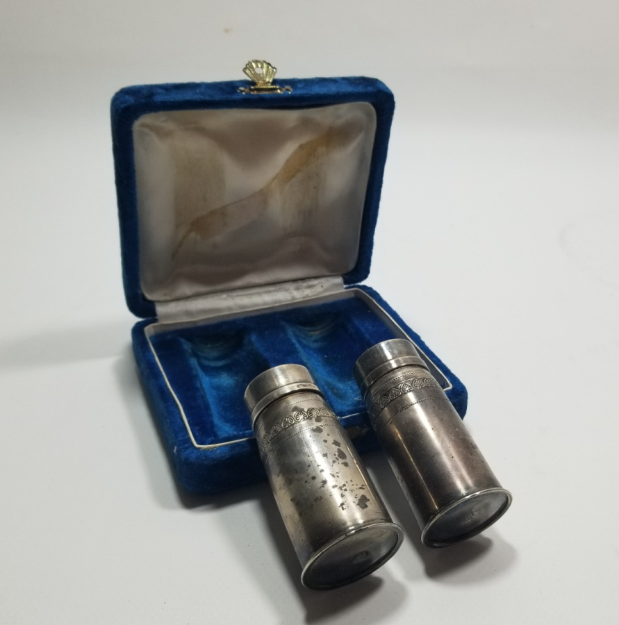 ORİJİNAL KUTUSUNDA ANTİKA GÜMÜŞ ÇİFT TUZLUK BİBERLİK